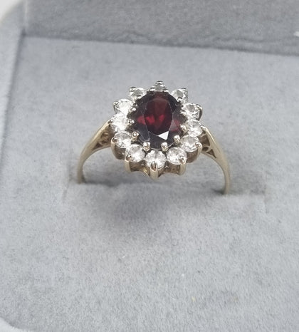9CT GOLD GARNET RING WITH CZ STONES SIZE P