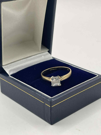9ct Gold ring With Clear Stone