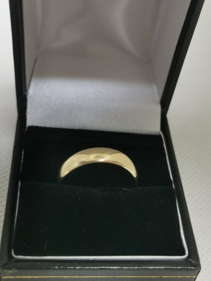 Hallmarked and tested 9 karat (375) gold ring , size R