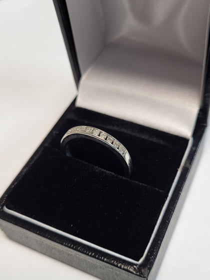 9ct White Gold Ring with Clear Stones - Size P - 1.75g