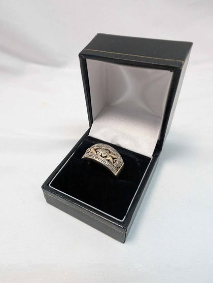 9ct Yellow Gold Gents Band Ring With 0.16ct Diamond Stones - Size O - 6.79 Grams