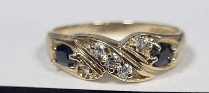 Beautiful 9CT - Yellow gold ring With Black And Clear Stones - 2.68g - Size P - Hallmarked