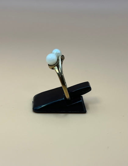 9ct Gold ring with pearl-style stones (O)