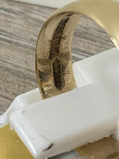 9ct Gold Ring (Size M) Apx 3g
