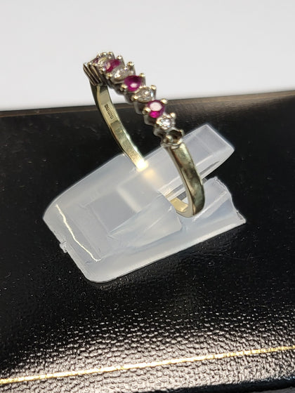 9ct Yellow Gold Ring with Red and Clear Stones (1 missing) - Size Q 1/2 - 1.95g - Hallmarked