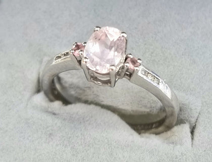 9ct White Gold Ring with Subtle Pink Stone size 