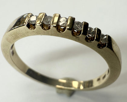 9ct yellow gold ring with diamonds size O 1/2
