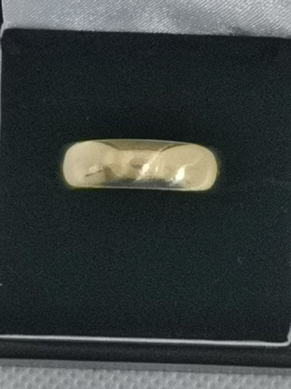 Hallmarked and tested 9karat gold (375) ring size V