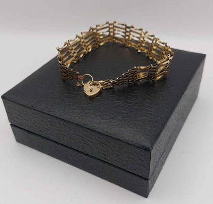 375 9ct Yellow gold bracelet with hart pendent 6.4g Boxed hallmarked
