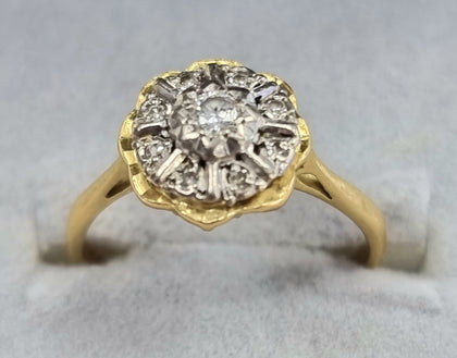 18ct Gold Diamond Daisy Ring Size 