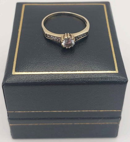 9ct 375 Yellow Gold ring 1.87g size Q hallmarked and Boxed