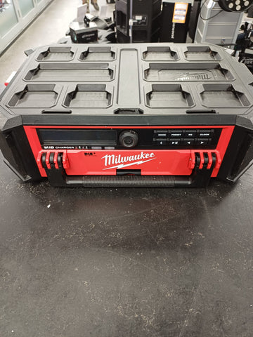 Milwaukee PACKOUT 230V or 18V DAB / AM / FM Site Radio