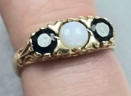 9CT GOLD RING WITH BLACK AND WHITE STONE.