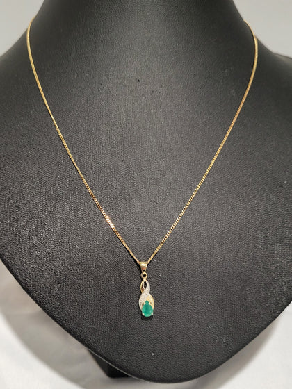 9ct Yellow Gold Necklace and Pendant with Gren Stone - 18