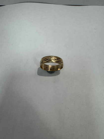 9ct gold ring (size R) (2.93g)