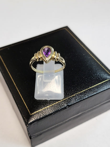 9ct Yellow Gold Ring with Purple Teardrop Stone - Size N - 1.78g total - Hallmarked