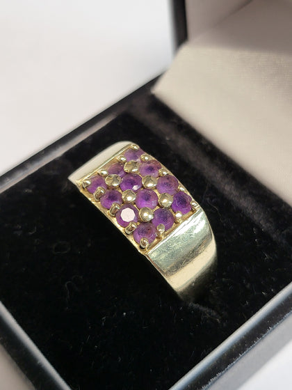 9ct Yellow Gold Ring with Purple Stones - Size Z - 7.26g