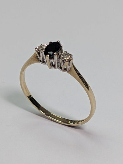 9CT GOLD DIAMOND/BLACK STONE RING