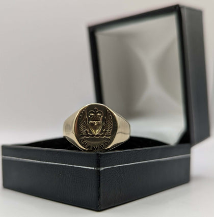 375 9CT HALLMARKED, YELLOW GOLD, SIGNET 'FORWARD' RING, SIZE:M, 8.0G, BOXED