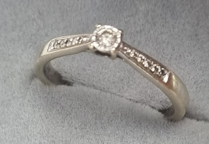 9ct White Gold Diamond Ring Size 