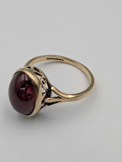 9ct Yellow Gold Ring With Red Stone - 3.73 Grams - Size R