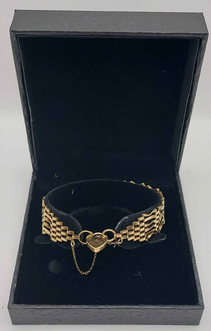 375 9ct Yellow gold bracelet with hart pendent 6.4g Boxed hallmarked
