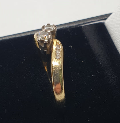 18ct Yellow Gold and Diamond Twist Ring - Size N.