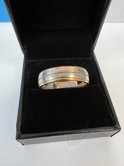 9CT GOLD TWO TONE BAND 5.6GRAMS SIZE W - LEIGH STORE.