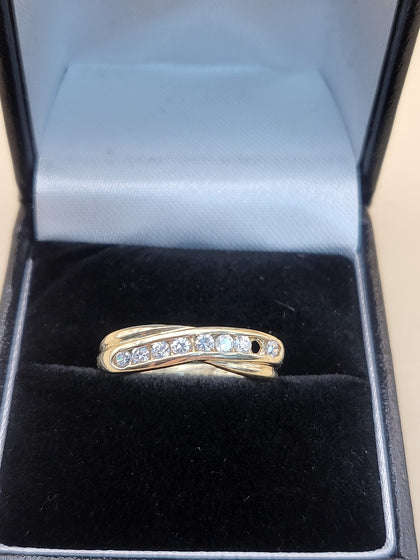 9CT  Yellow Gold Ring With Clear Stones - 1.58g - Size M - Hallamrked