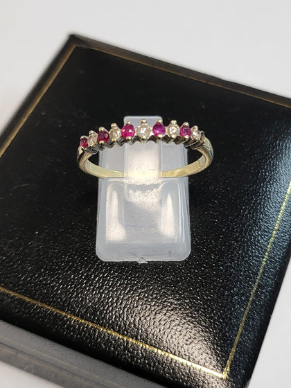 9ct Yellow Gold Ring with Red and Clear Stones (1 missing) - Size Q 1/2 - 1.95g - Hallmarked