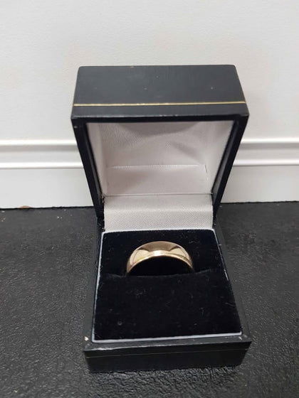 9K GOLD WEDDING BAND, SIZE T, 4.71 GRAMS