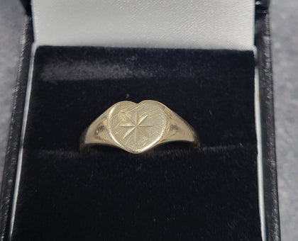 375 - Yellow Gold Heart Signet Ring - 2.46g - Size O - Hallmarked