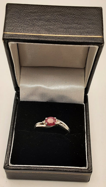 9ct gold ring with red stone