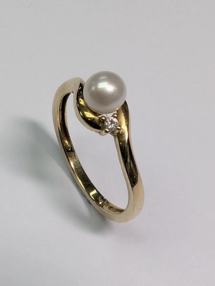 9CT GOLD DIAMOND AND PEARL RING SIZE P
