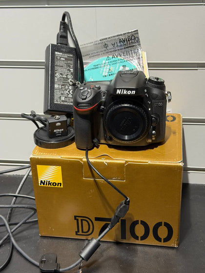 ** CHRISTMAS SALE ** Nikon D7100 24.1M (Body Only) (boxed) with Extras