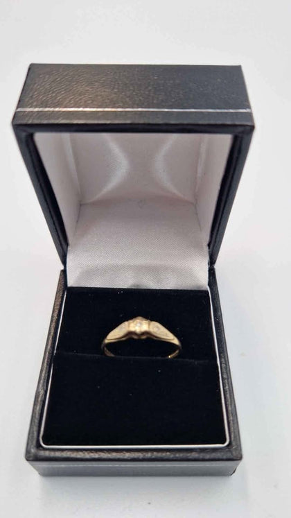 9ct Yellow Gold Ring With Curbic Zirconia Stone - Size O -  1.04 Grams