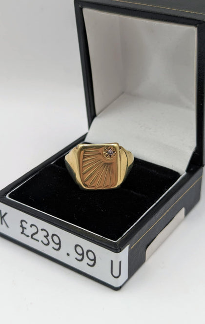 375 HALLMARKED 9CT, YELLOW GOLD RING, SIGNET WITH SMALL STONE, SIZE U, 6.5G, BOXED