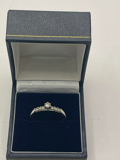 9ct White gold Ring With Clear Stones - Q