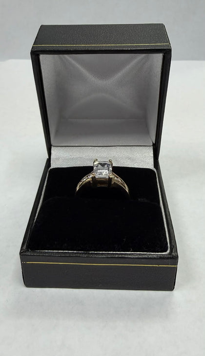 9ct Ladies Gold Ring, C/Z Stone ( Size L ) 3.62g - ** Hallmarked **