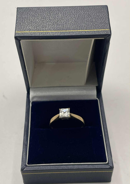 9ct Gold ring With Clear Stone