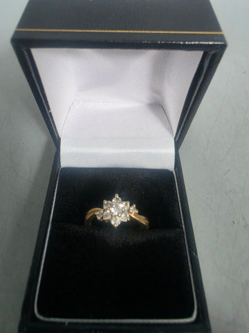 18ct GOLD RING WITH WHITE STONES 2.2G 750 Size L