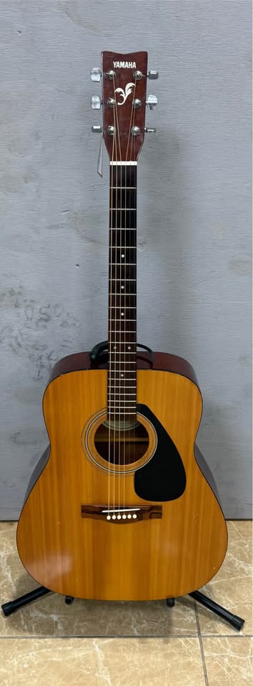 YAMAHA F310 FULL SIZE ACOUSTIC GUITAR NATURAL (SLIGHT DAMAGE ON BOTTOM REF PIC)