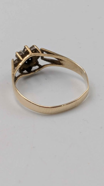 9ct Yellow Gold Cubic Zirconia Cluster Ring With Black Centre Stones - 1.60 Grams - Size P