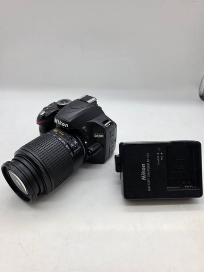 Nikon D3200 w 55-200mm Lens (24 month warranty)