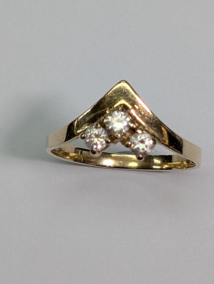 9ct gold wishbone style ring with clear stones
