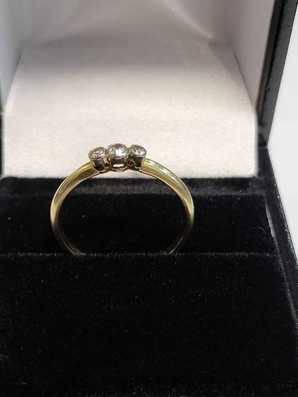18ct Yellow Gold Ring With Clear Stones - 1.85G - Size M