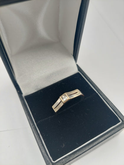 18CT White Gold Ring w/ Zirconia Stone, 750 Hallmarked, 1.65G, Size: O