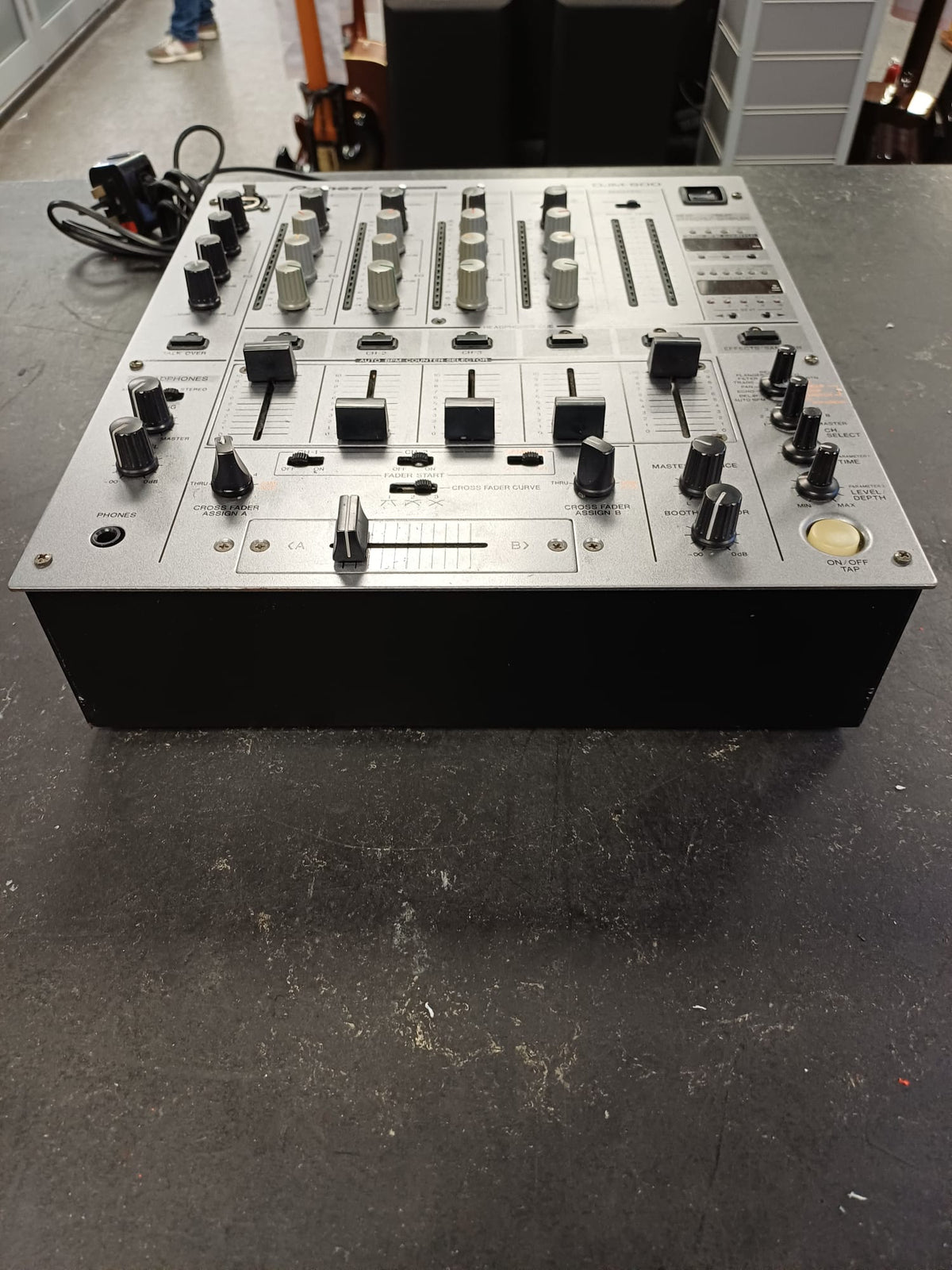 Pioneer DJM-600 4-Channel Professional DJ Mixer | Cash Generator Pioneer DJM-600 4-Channel Professional DJ Mixer | Cash Generator