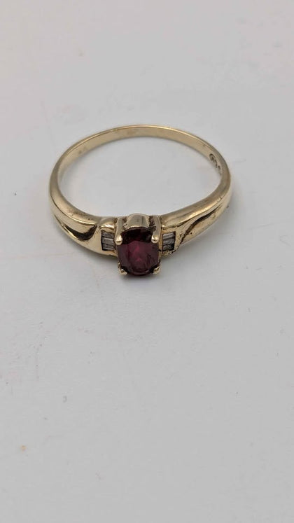 9ct Yellow Gold Oval Red Stone Accent Cocktail Ring - 2.74 Grams - Size P