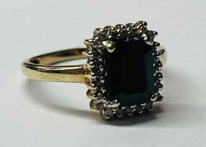 9CT YELLOW GOLD RING WITH BLACK STONE SIZE M 1/2